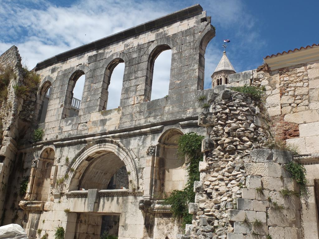 Royal Antique * Split